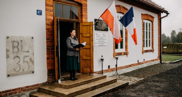 Delegacje składają hołd ofiarom masakry w Budach podczas uroczystości w Oświęcimiu. Zdjęcia: Fundacja Pobliskie Miejsca Pamięci Auschwitz-Birkenau