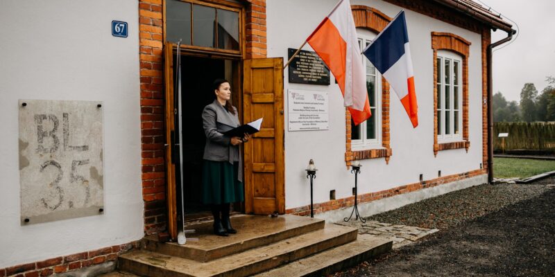 Delegacje składają hołd ofiarom masakry w Budach podczas uroczystości w Oświęcimiu. Zdjęcia: Fundacja Pobliskie Miejsca Pamięci Auschwitz-Birkenau