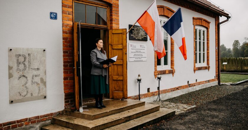 Delegacje składają hołd ofiarom masakry w Budach podczas uroczystości w Oświęcimiu. Zdjęcia: Fundacja Pobliskie Miejsca Pamięci Auschwitz-Birkenau