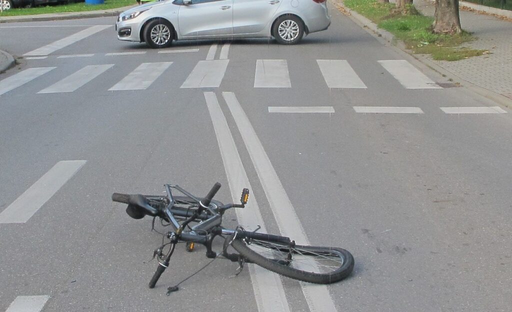 Dramatyczne zdarzenie w Kętach: 12-letni rowerzysta potrącony na przejściu przez auto!