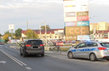 Miejsce wypadku na ulicy Królowej Jadwigi w Oświęcimiu, gdzie doszło do potrącenia rowerzystki przez samochód osobowy.