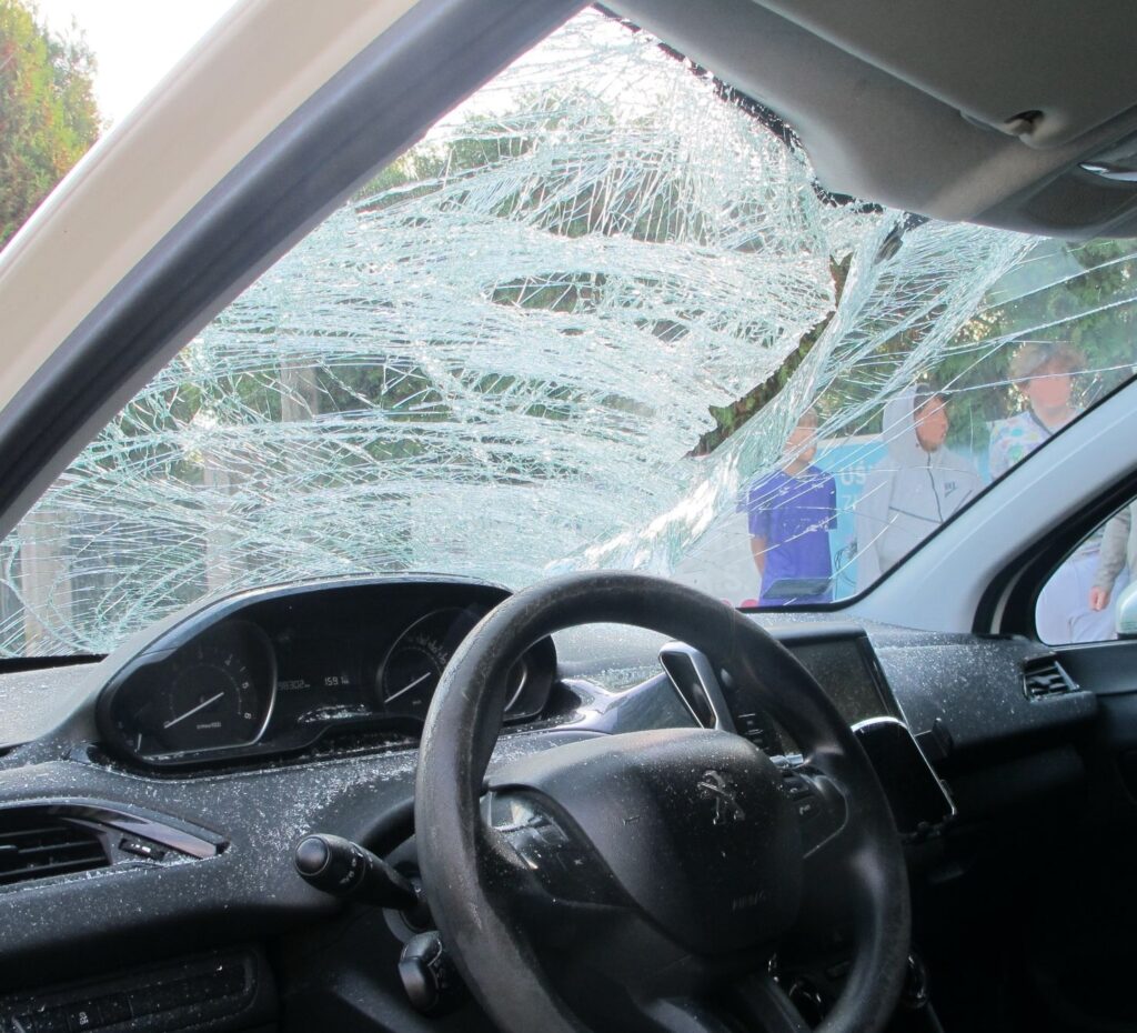 Dramatyczne zdarzenie w Kętach: 12-letni rowerzysta potrącony na przejściu przez auto!