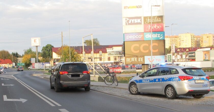 Miejsce wypadku na ulicy Królowej Jadwigi w Oświęcimiu, gdzie doszło do potrącenia rowerzystki przez samochód osobowy.