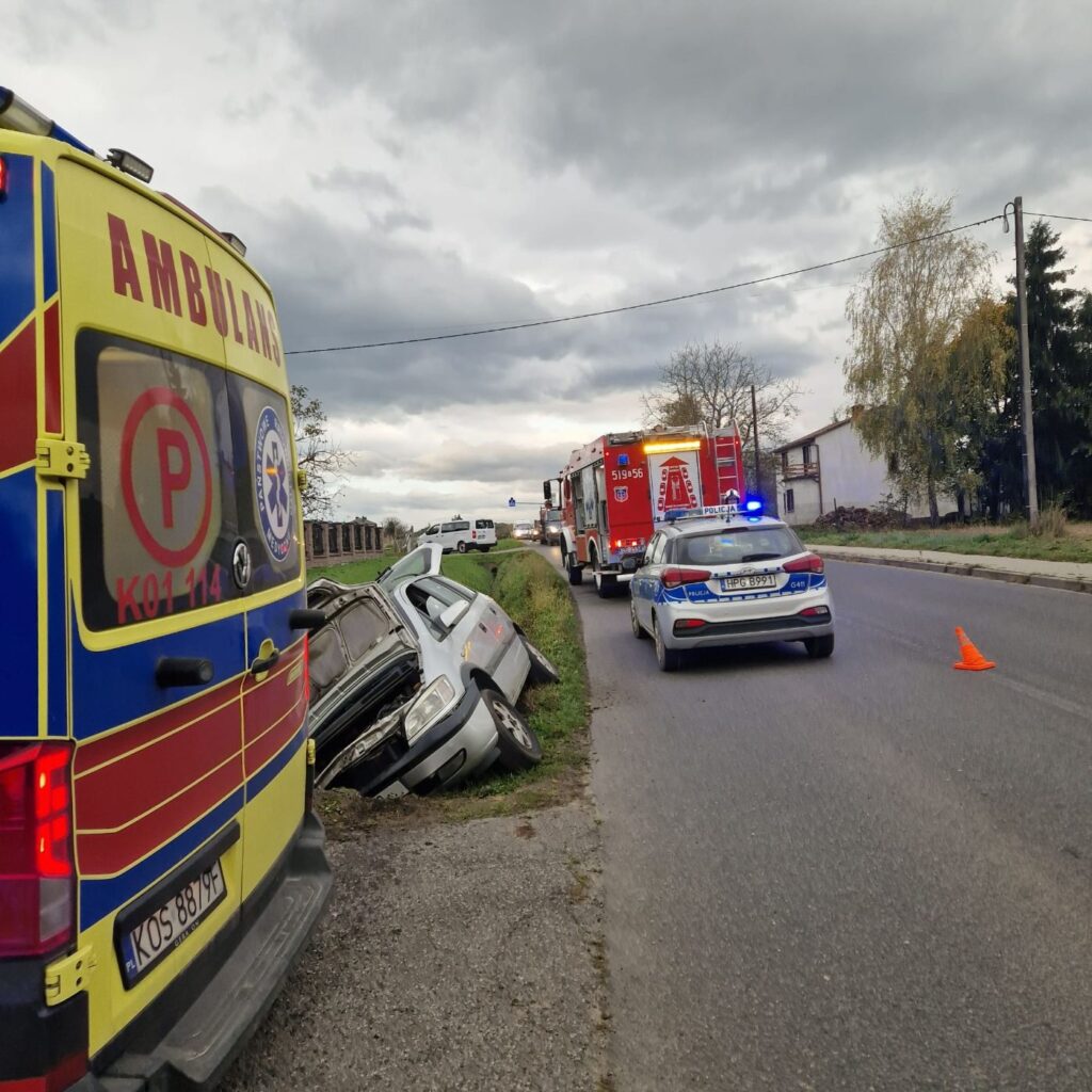 Samochód w rowie po kolizji drogowej w Jawiszowicach