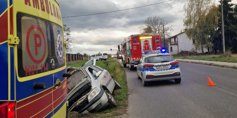 Samochód w rowie po kolizji drogowej w Jawiszowicach