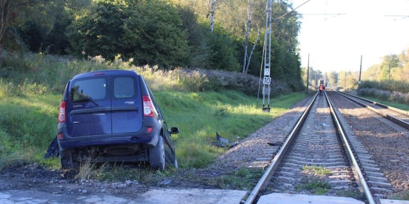 Kolizja na torach i plany modernizacji przejazdów kolejowych w Małopolsce