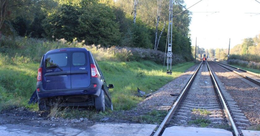 Kolizja na torach i plany modernizacji przejazdów kolejowych w Małopolsce