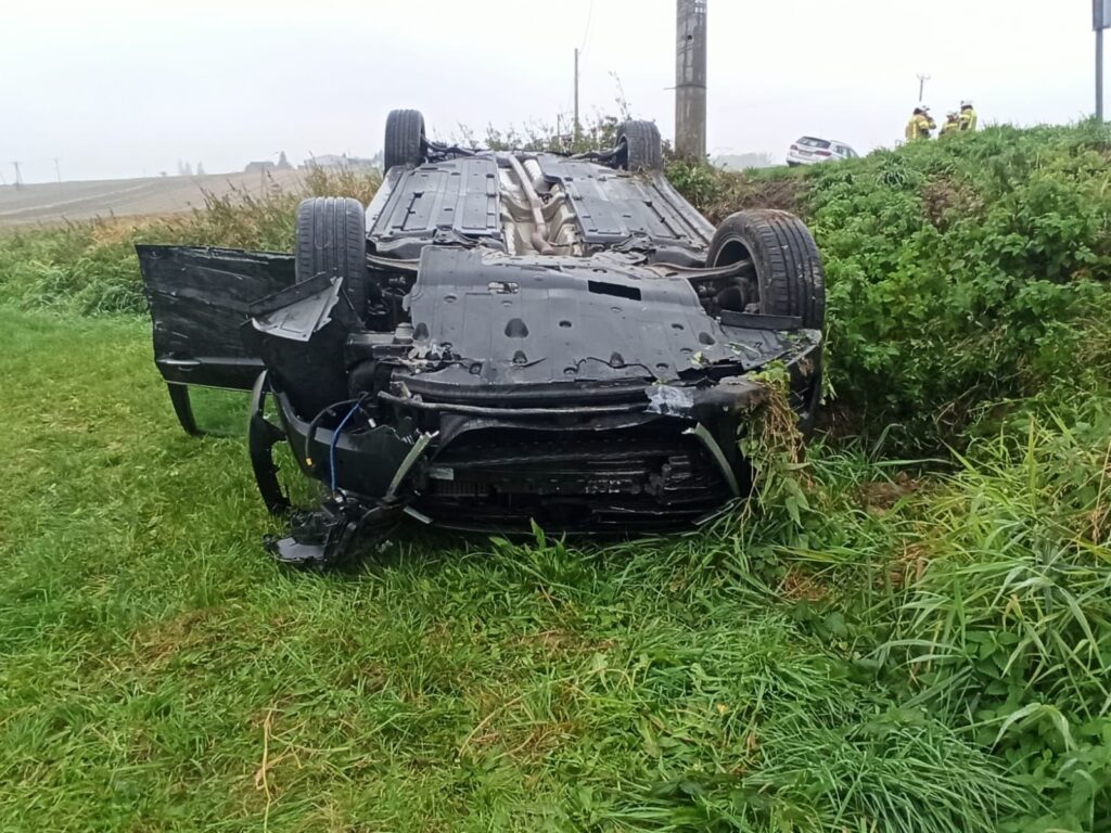 Dachowanie po zderzeniu dwóch aut w Osieku