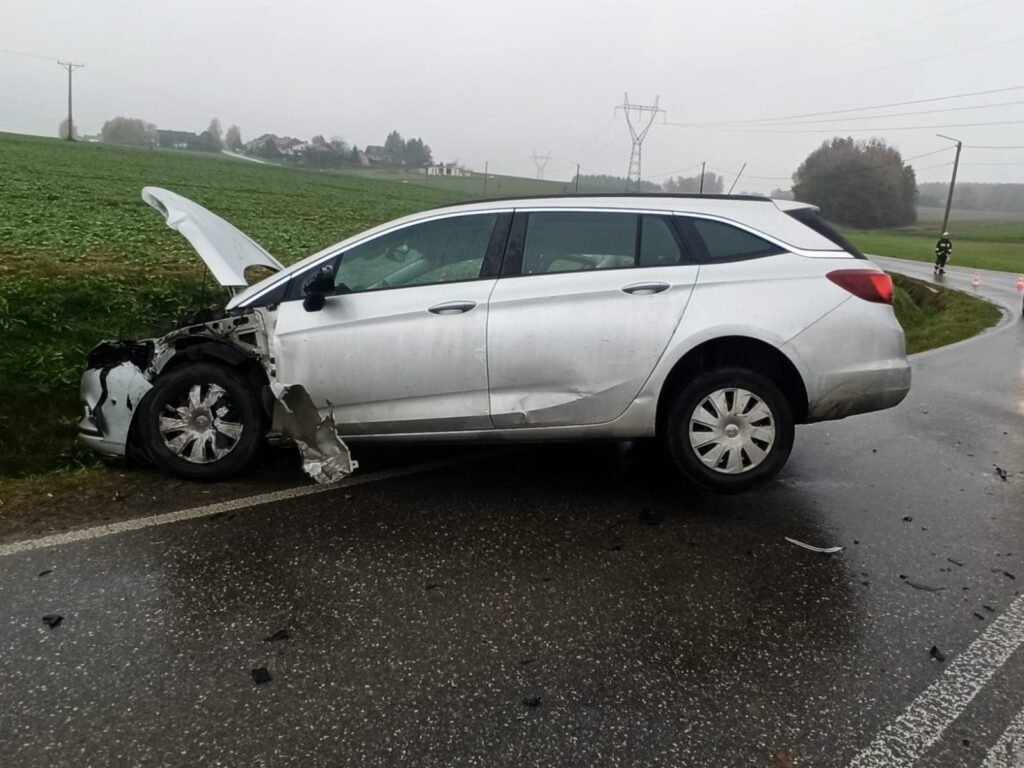 Dachowanie po zderzeniu dwóch aut w Osieku