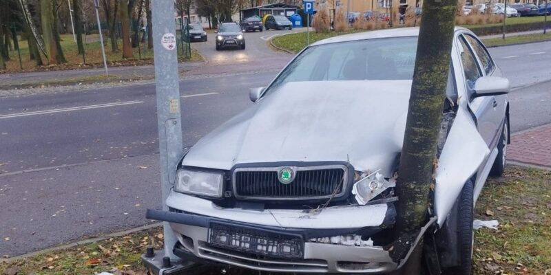 Kolizja Drogowa na Ulicy Dąbrowskiego w Oświęcimiu – Kierowca w Szpitalu