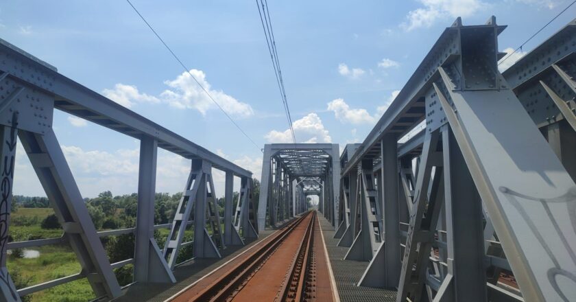 Policjanci z Oświęcimia zatrzymali mężczyznę za uszkodzenie infrastruktury kolejowej