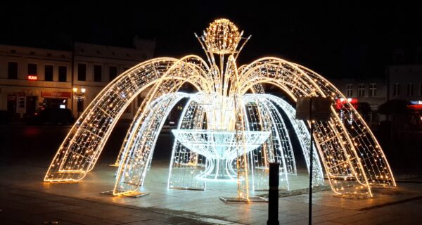 Ponad 330 bożonarodzeniowych iluminacji rozświetla Oświęcim