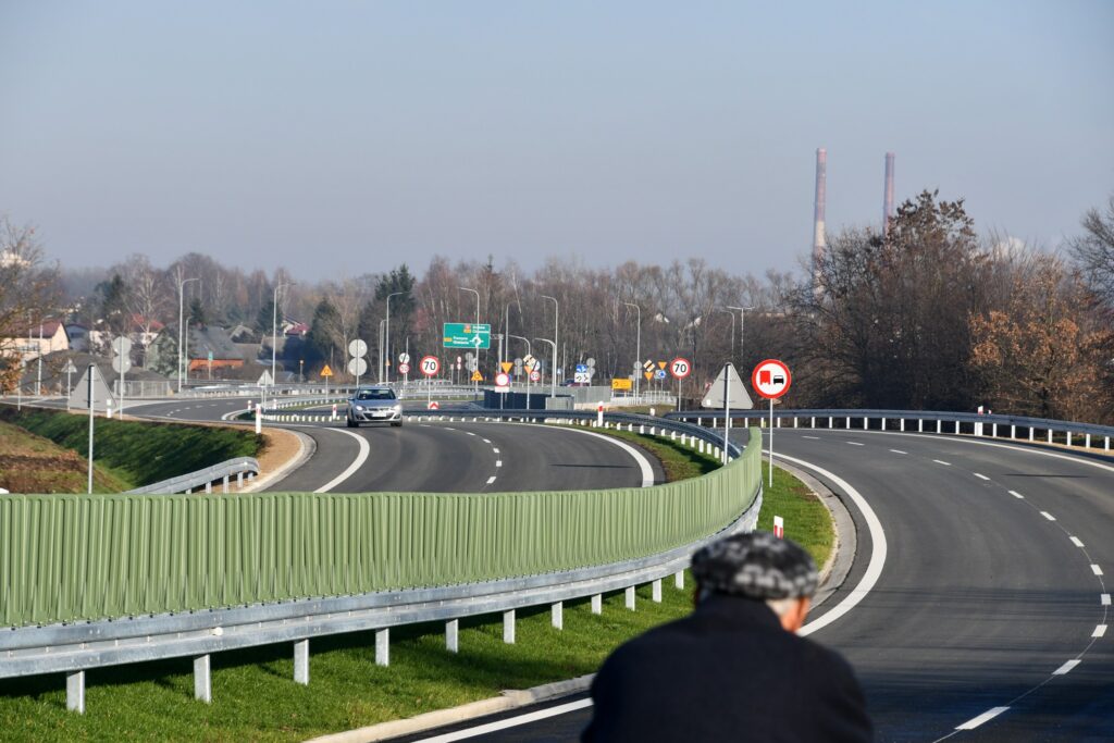 Południowa obwodnica Oświęcimia otwarta! Nowy odcinek łączy ul. Zatorską z ul. Jagiełły, odciążając ruch w centrum miasta i poprawiając komunikację w regionie.