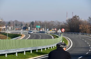 Południowa obwodnica Oświęcimia otwarta! Nowy odcinek łączy ul. Zatorską z ul. Jagiełły, odciążając ruch w centrum miasta i poprawiając komunikację w regionie.