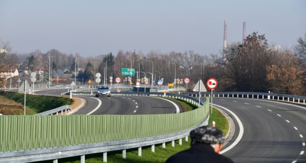 Południowa obwodnica Oświęcimia otwarta! Nowy odcinek łączy ul. Zatorską z ul. Jagiełły, odciążając ruch w centrum miasta i poprawiając komunikację w regionie.