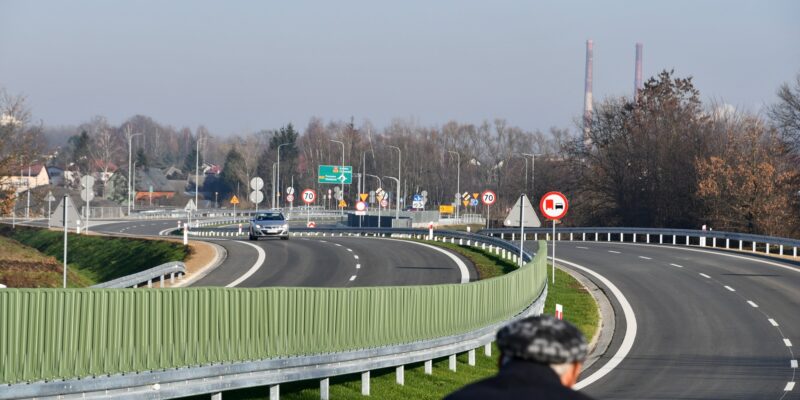 Południowa obwodnica Oświęcimia otwarta! Nowy odcinek łączy ul. Zatorską z ul. Jagiełły, odciążając ruch w centrum miasta i poprawiając komunikację w regionie.