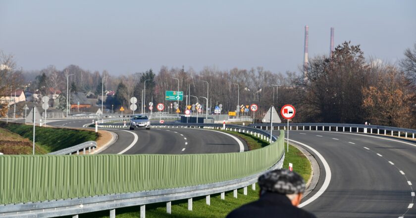 Południowa obwodnica Oświęcimia otwarta! Nowy odcinek łączy ul. Zatorską z ul. Jagiełły, odciążając ruch w centrum miasta i poprawiając komunikację w regionie.