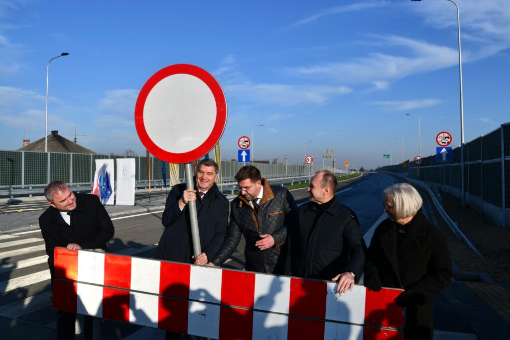 Południowa obwodnica Oświęcimia otwarta! Nowy odcinek łączy ul. Zatorską z ul. Jagiełły, odciążając ruch w centrum miasta i poprawiając komunikację w regionie.